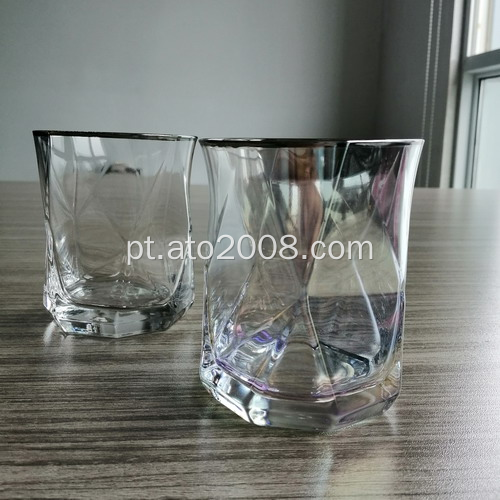 Copo de copo transparente e irregular com borda dourada
